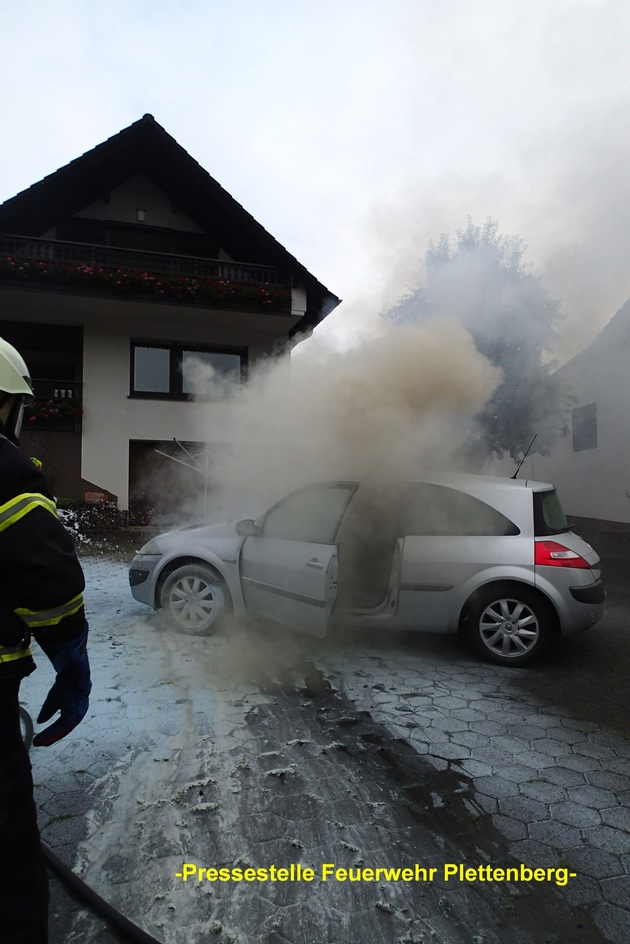 FW-PL: Plettenberg/Herscheid. Fahrzeugbrand auf Tankstellengelände. Feuerwehrmann im Ruhestand hielt Brand bis zum Eintreffen der Kollegen unter Kontrolle.