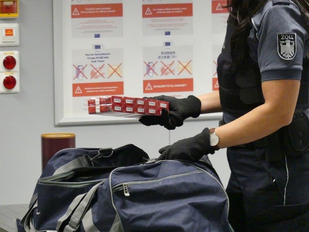 HZA-F: Zoll am Frankfurter Flughafen beschlagnahmt 9.980 Zigaretten im Handgepäck eines Reisenden