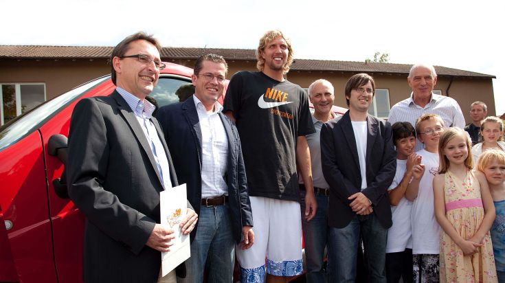 Bundeswirtschaftsminister Dr. Karl-Theodor zu Guttenberg und Dirk Nowitzki besuchen soziales Basketball-Projekt in Bamberg (Mit Bild)