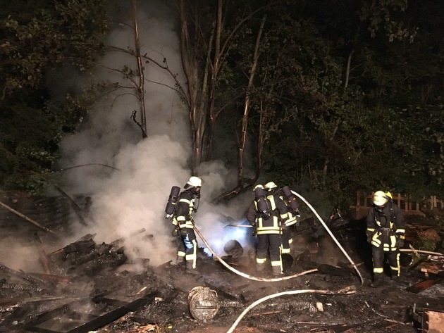 KFV-CW: Feuerwehr verhindert Ausdehnung eines Holzlagerbrandes