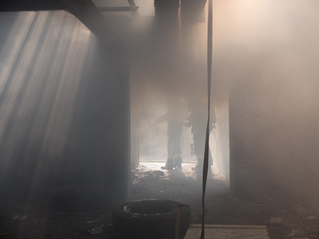 FW-GE: Dichter Brandrauch aus leerstehendem Gebäude in Gelsenkirchen Ückendorf ruft die Feuerwehr auf den Plan.