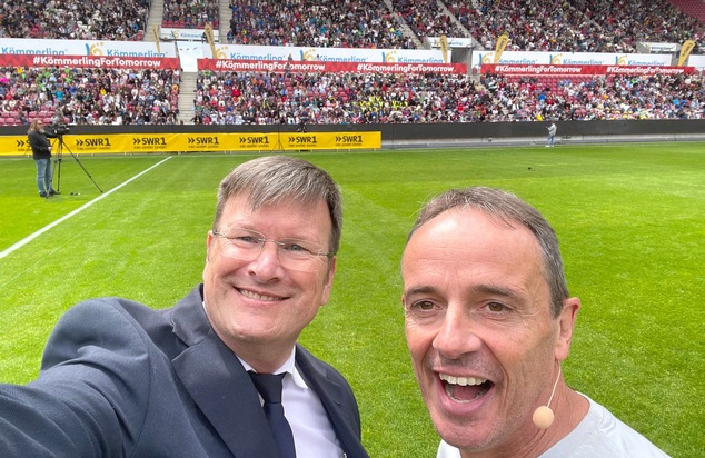 Erfolgreicher RID-Weltrekord in der »MEWA Arena« in Mainz: größtes Vorlesen in La-Ola-Formation (7.508 Personen) offiziell zertifiziert
