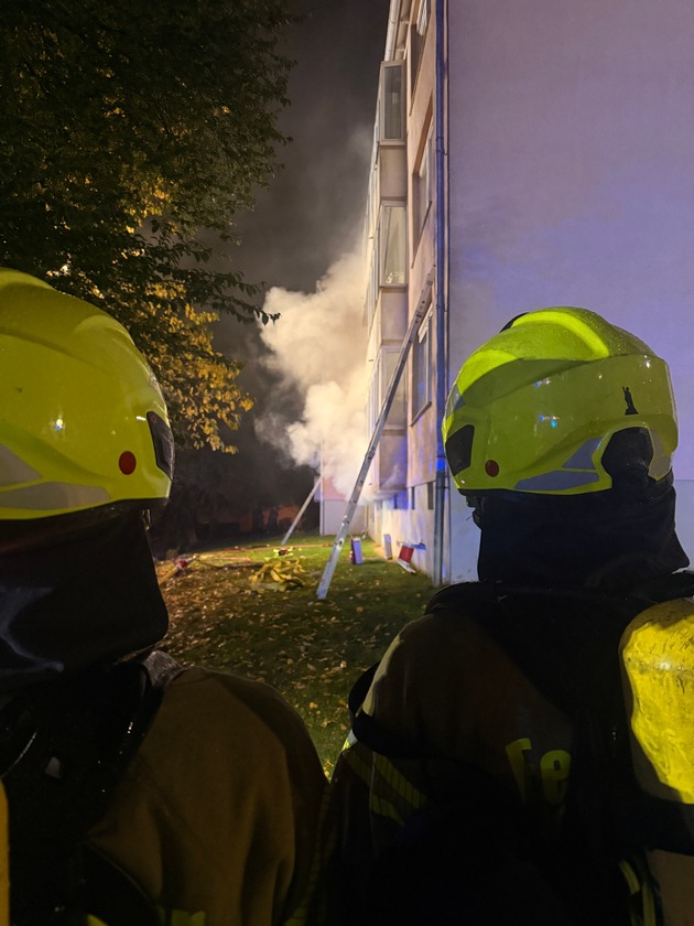 FW-DT: Kellerbrand in Detmold: Mehrere Kinder über Drehleiter gerettet
