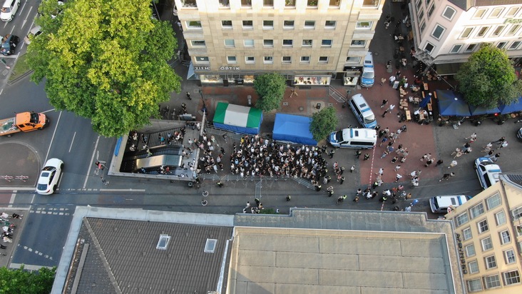 POL-D: Düsseldorf - Altstadt - Schwerpunkteinsatz - Erneut Kontrollen in der Waffenverbotszone - Polizei verstärkt im Einsatz - Mehr als 8.000 Personen kontrolliert - Eine erste Bilanz