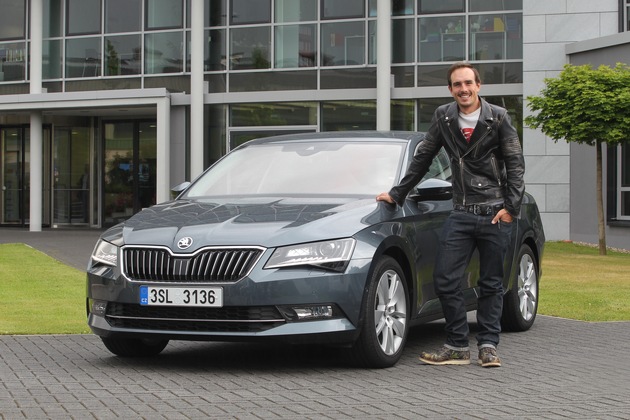 Sprinter testet Flaggschiff: John Degenkolb unterwegs im neuen SKODA Superb (FOTO)