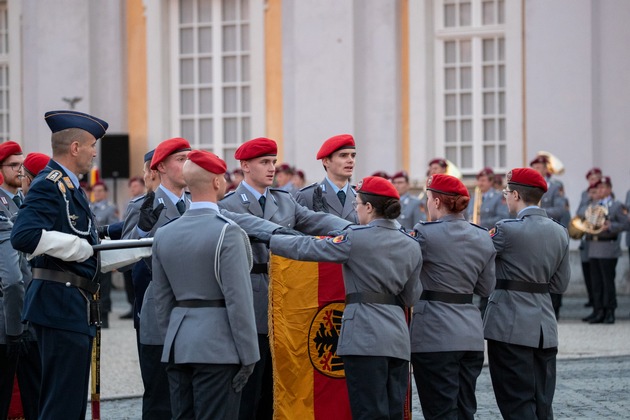 Bundeswehr feierte Geburtstag auf Schloss Brühl / Feierliches Gelöbnis mit 250 Rekrutinnen und Rekruten der Streitkräftebasis anlässlich des 67. Gründungsjahres