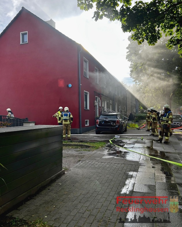 FW-RE: Brand auf Veranda greift auf Wohnhaus über - eine Person schwer verletzt