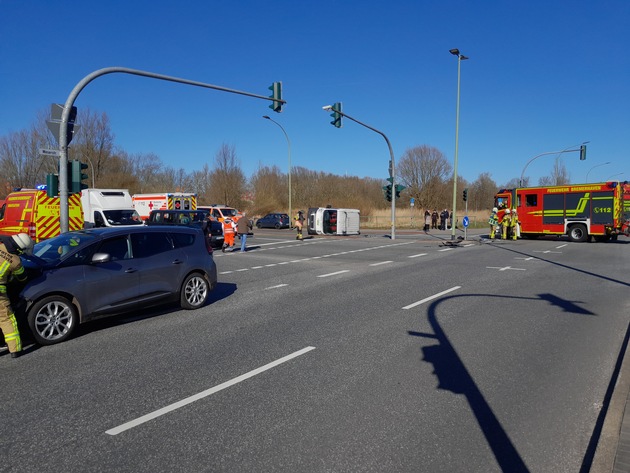 FW Bremerhaven: Verkehrsunfall mit Transporter und PKW - drei verletzte Personen
