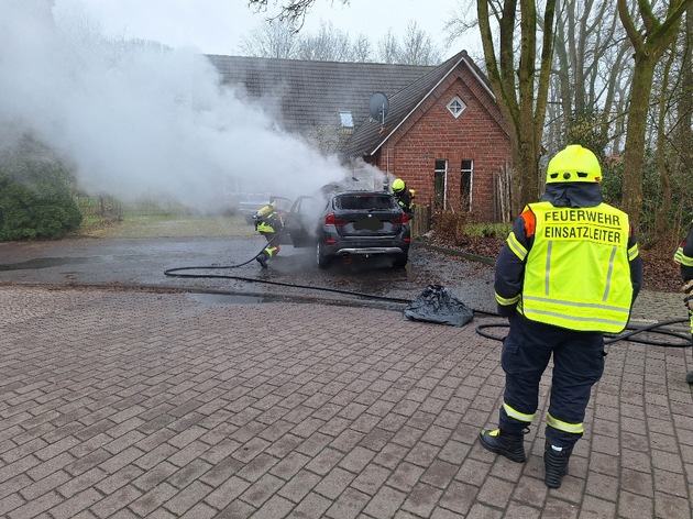 FW-ROW: PKW-Brand gegenüber Polizeistation in Sottrum