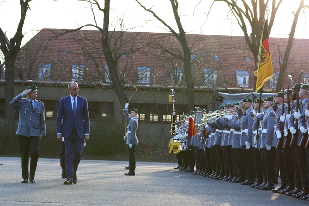 Bundeskanzler Friedrich Merz verleiht dem Wachbataillon beim Bundesministerium der Verteidigung das Fahnenband des Bundeskanzlers