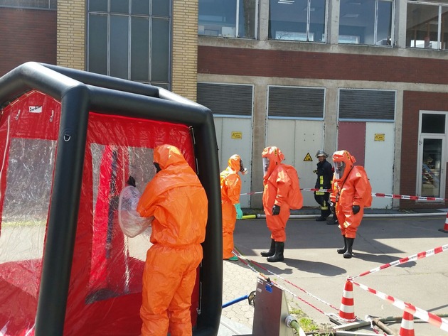 FW-D: Hafen: Säure ausgetreten im ehemaligen Muskatorwerk - Feuerwehr im Dauereinsatz