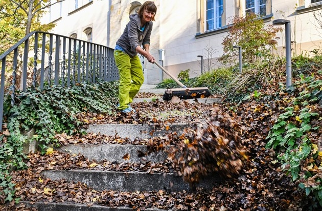 HUK-COBURG: Herbst: Wer muss Bürgersteig vom Laub freihalten?