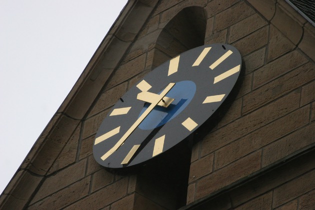 FW-E: Kirchturmuhr der Laurentiuskirche droht herabzustürzen