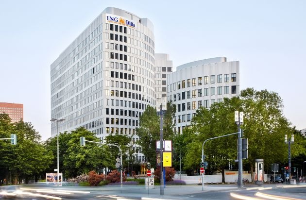 ING Deutschland: ING-DiBa weiht neuen Hauptsitz in Frankfurt ein / Altkanzler Helmut Schmidt und Dirk Nowitzki zu Gast im "LEO" (BILD)