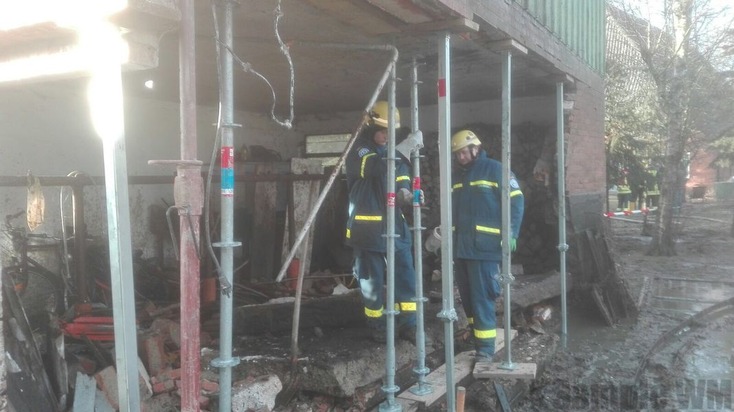 THW-HH MV SH: Segeberger THW im Einsatz - Unterstützung Feuerwehr bei Unfall in Strenglin, 120.000 Liter Gülle ausgelaufen