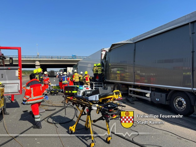FW Kamen: Schwerer Verkehrsunfall BAB 2 FR Hannover am Kamener Kreuz