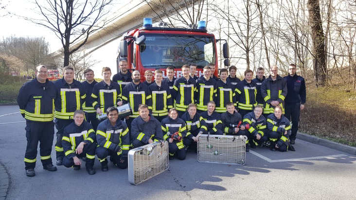 FW-AR: Feuerwehr Arnsberg bindet Nachwuchskräfte für aktiven Dienst:
25 Wehrleute absolvieren Truppmann 1-Lehrgang erfolgreich