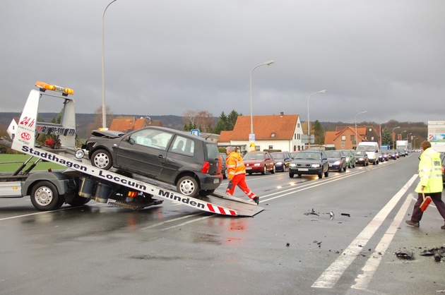 POL-STH: Verkehrsunfall mit zwei Leichtverletzten Zeugen gesucht