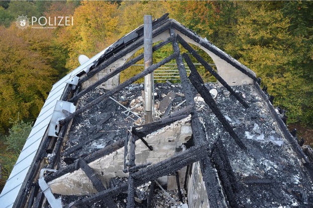 POL-PPWP: Dachstuhl brennt aus