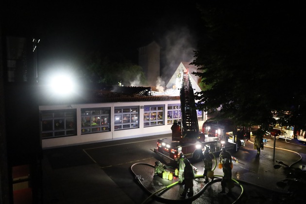 FW-KLE: Brand zerstört Teile der Grundschule
