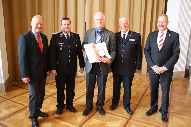 Engagement der öffentlichen Versicherer gewürdigt / Deutsches Feuerwehr-Ehrenkreuz für Ulrich-Bernd Wolff von der Sahl