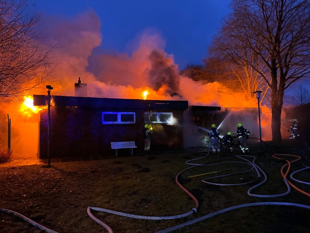 FW-SE: Vollbrand eines Vereinsheimes in Henstedt-Ulzburg