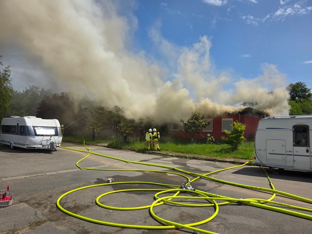 FW Grevenbroich: Feuerwehr Grevenbroich löscht Dachstuhlbrand in Kapellen