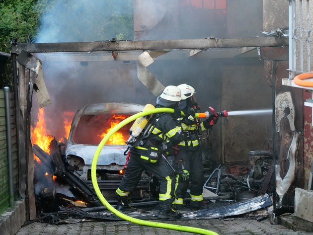 FW LK Neunkirchen: Brand eines Carports greift auf Wohnhaus über - Großalarm für die Feuerwehr Schiffweiler