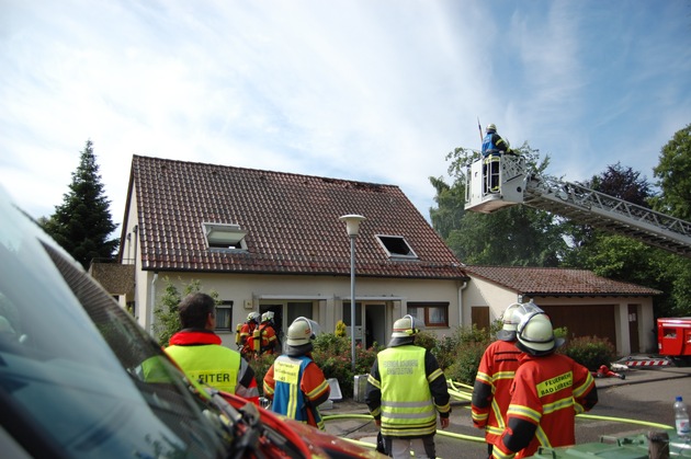 FW-CW: Brand in Unterlengenhardt. Doppelthaushälfte brennt.