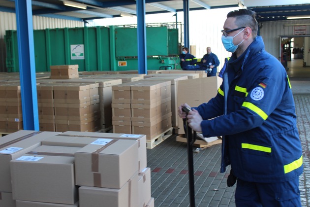 THW LVBEBBST: 900 Päckchen mit Schnelltests für Brandenburger Schulen: Logistische Hilfe des THW gefragt