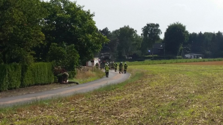 FW-KLE: Erntemaschine verliert Betriebsmittel. Feuerwehr beseitigt 500 Meter Ölspur / Arbeitsreiche Woche für die Einsatzkräfte.