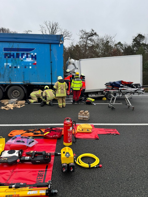 FW Helmstedt: Verkehrsunfall, eingeklemmte Person BAB2