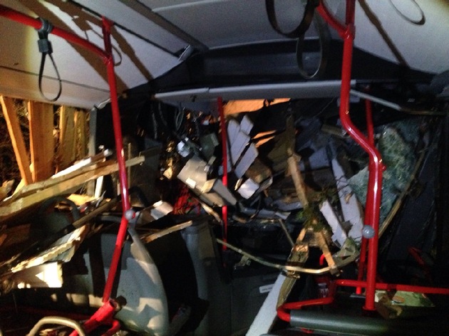 RKiSH: Linienbus fährt in ein Doppelhaus - insgesamt sechs Verletzte
