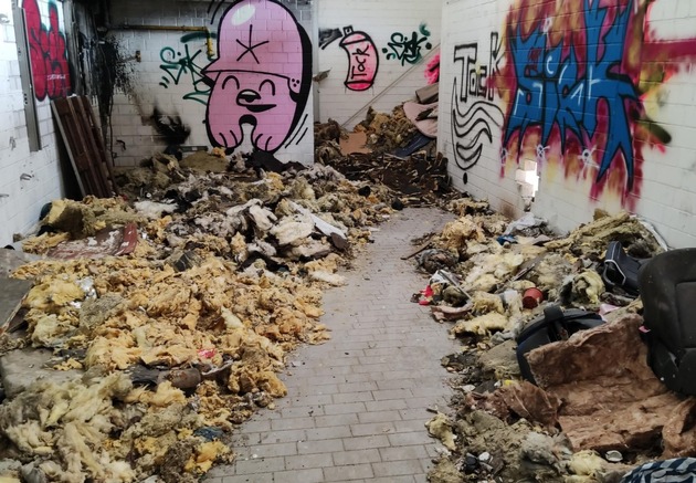 POL-SE: Elmshorn - Eternitplatten und Dämmwolle abgelagert