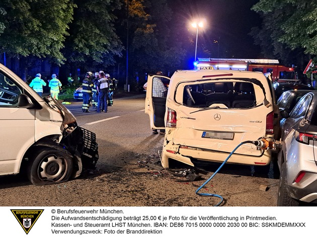 FW-M: Schwerer Verkehrsunfall fordert mehrere Verletzte (Maxvorstadt)