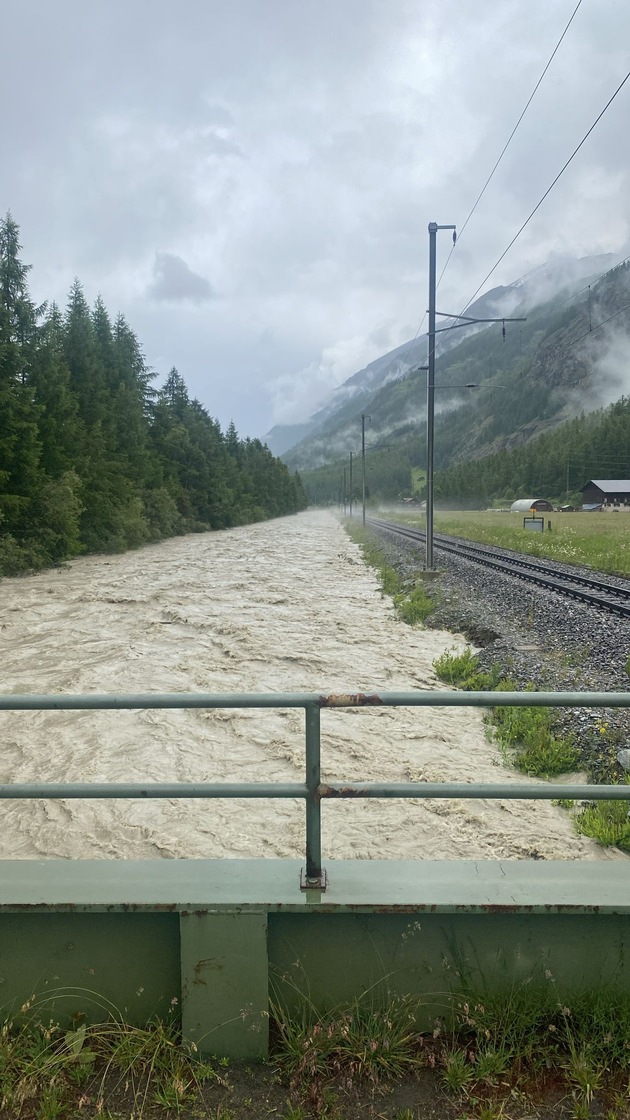 Zermatt infolge Hochwassergefahr nicht erreichbar - Bahnersatz auf dem Abschnitt Visp-Täsch aufgeboten