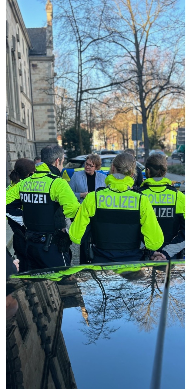 POL-OS: &quot;Schritt halten und noch besser mit europäischen Partnern vernetzen&quot; - Innenministerin Behrens zu Gast bei der Polizei in Osnabrück