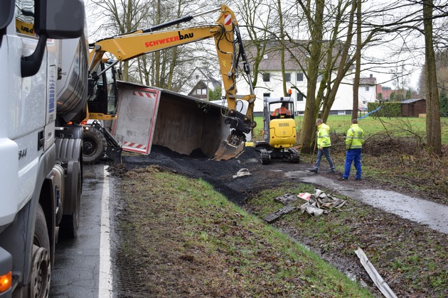 POL-NI: Stadthagen-Schwerer LKW-Unfall - L 372 über Stunden gesperrt