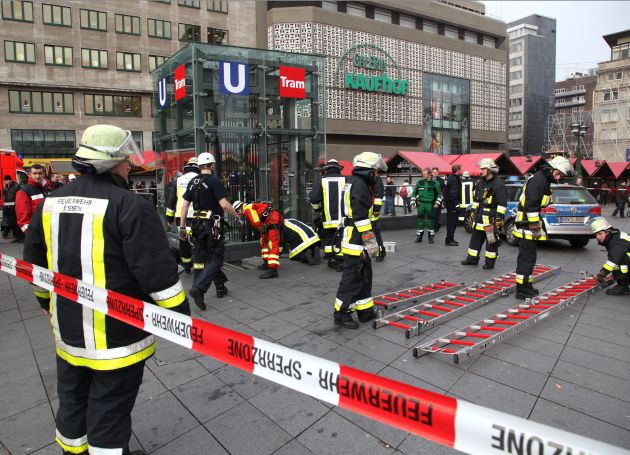 FW-E: Mann stürzt in Lüftungs-und Versorgungsschacht, Höhenretter befreien ihn aus dem Schacht