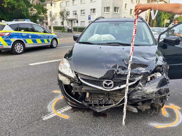 POL-ME: Hoher Sachschaden nach Verkehrsunfall - Hilden - 2107059