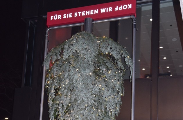 Zürich Marriott Hotel: Im Zürich Marriott Hotel steht der Christbaum Kopf / Absicht oder Versehen: ein auf den Kopf gestellter Christbaum vor dem Zürich Marriott Hotel sorgt für Aufsehen