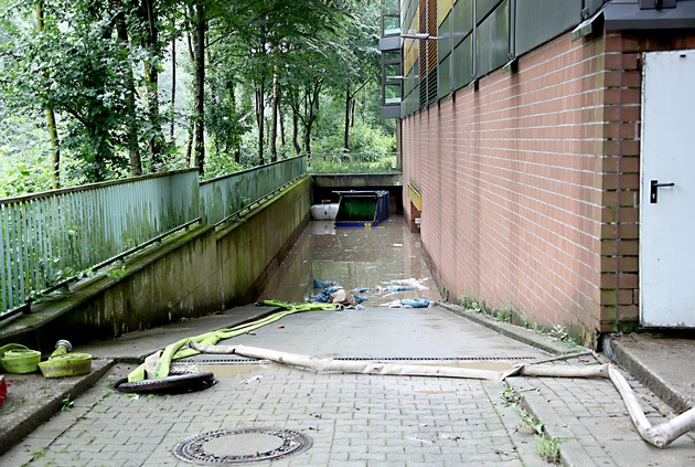 FW-E: Kellergeschosse eines großen Schulungszentrums in Essen-Kupferdreh nach Starkregen überflutet, mehrere tausend Kubikmeter Wasser im Gebäude