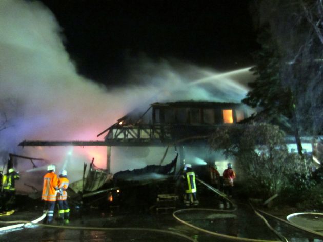 POL-WL: Einfamilienhaus ausgebrannt - Nachbargebäude in Gefahr - Feuerwehr im Großeinsatz