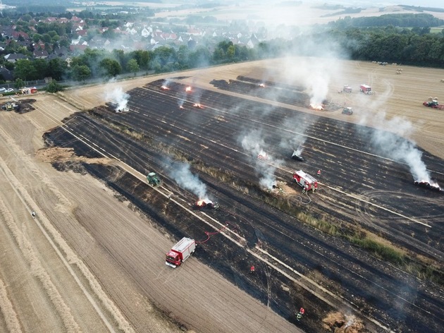 POL-HM: Brand einer landwirtschaftlichen Zugmaschine löst Flächenbrand aus - ca. 150.000 Euro Sachschaden