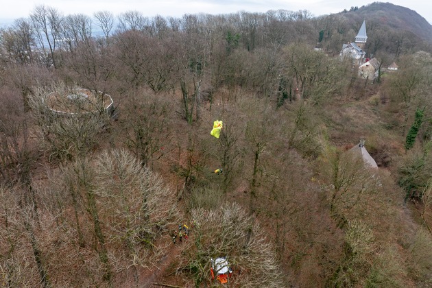 FW Porta Westfalica: 17.12.2025 - Barkhausen: Absturz Paragleiter / Person aus ca. 20m Höhe gerettet