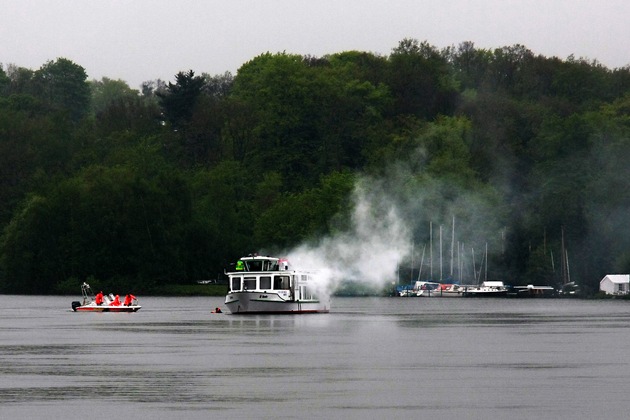 FW-E: MS Steele brennt nach Verpuffung im Maschinenraum, Großübung von Feuerwehr und Hilfsorganisationen auf dem Baldeneysee