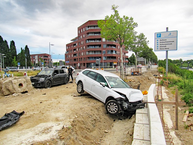 POL-ME: Gas mit Bremse verwechselt? Senior verursacht schweren Verkehrsunfall - 2506125