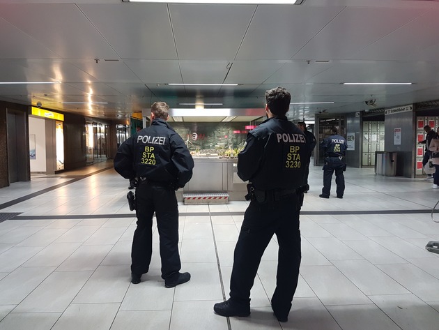 BPOL NRW: Waffenverbotszone ist gut, Kontrolle ist besser - Bundespolizei am Düsseldorfer Hauptbahnhof