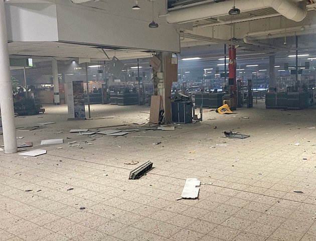 POL-ME: Erstmeldung: Geldautomat in Einkaufscenter gesprengt: Die Polizei ermittelt und bittet um sachdienliche Hinweise - Ratingen - 2212024