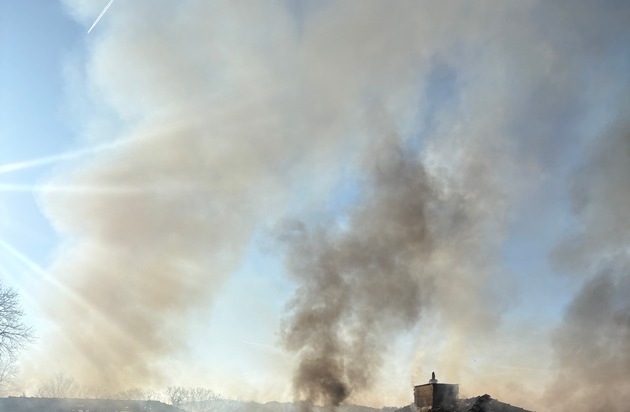 FW Horn-Bad Meinberg: Großbrand zerstört Dachstuhl eines Mehrfamilienhauses - Gebäude unbewohnbar - 105 Feuerwehrleute im Einsatz